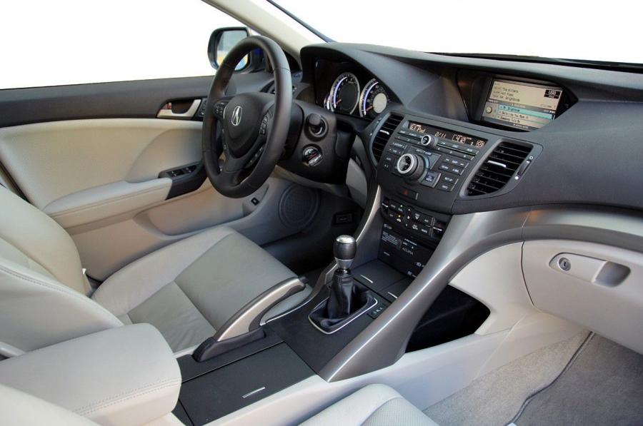 Интерьер Acura TSX 2008 года  (фото 17 из 210)